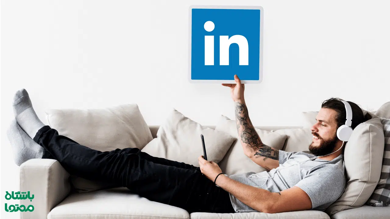 کاربر در حال استفاده از لینکدین؛ نقش تعامل و ارتباط در الگوریتم لینکدین مارکتینگ