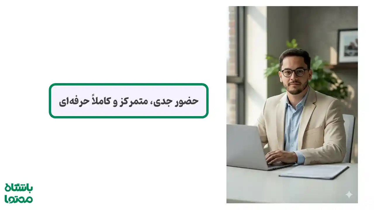 مرد پشت میز در فضای اداری با لباس بژ و حالت جدی؛ پرتره متمرکز و حرفهای برای لینکدین